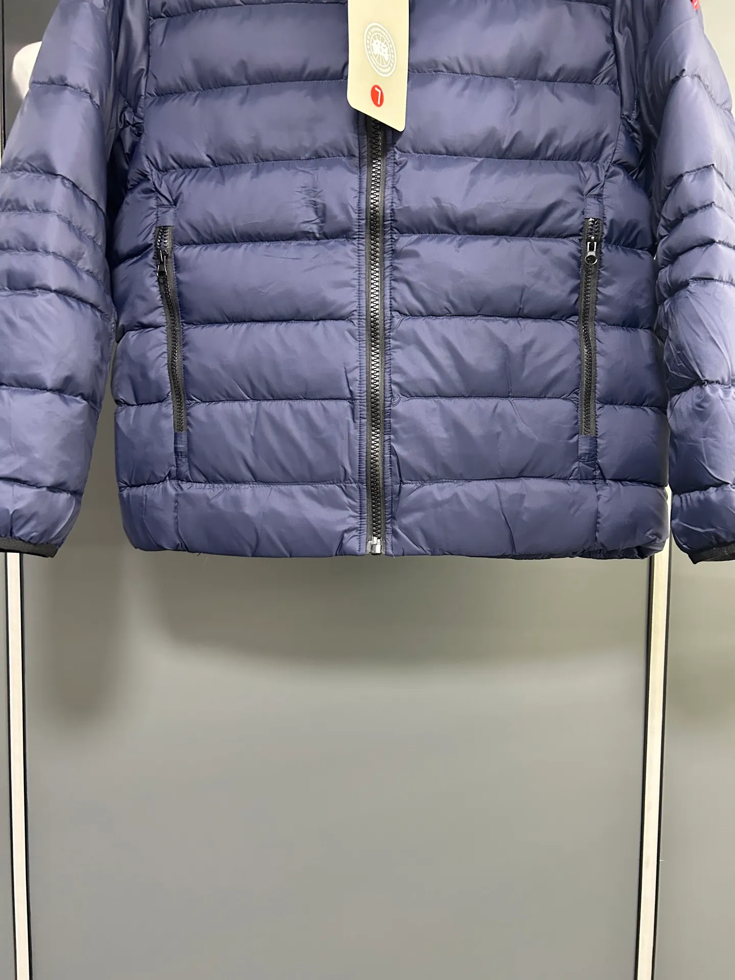 P660 CANADA GOOSE Canada Goose Crofton solid color hooded zipper outdoor warm rib down jacket 90 down filling 750 fill power Tajima embroidery white duck down short lightweight hooded down jacket jacket small zipper pocket on the chest side for storing things The Thorium AR hooded model is versatile, durable and warm. It can be used as a mid-layer in winter and winter, or worn alone. It can also be easily worn with hard-shell clothing in cold environments.     The fabric has been improved with AratoTM30 nylon fabric with fine texture, which is super warm and very wear-resistant. It is also treated with DWR, which can effectively prevent water and moisture.     DownCompositeMapping zone filling technology can reasonably allocate down insulation and synthetic insulation areas. The simple design of StormHoodM is made of synthetic insulation materials. Zippered hand pockets, inner zipper pockets. Combination of technology and technology. Lightweight and warm. Three-dimensional tailoring. Hooded design. Complete three-label accessories. What you see is what you get. Same style for men and women. Color: Navy Blue Size: M-3XL